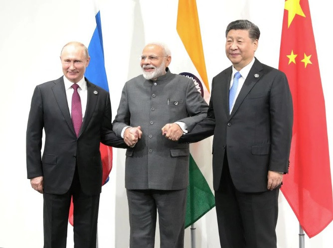 Thủ tướng Ấn Độ Narendra Modi (giữa) cùng Tổng thống Nga Vladimir Putin (trái) và Chủ tịch Trung Quốc Tập Cận Bình trong cuộc gặp bên lề Hội nghị thượng đỉnh G20 tại Nhật Bản, tháng 6/2019. (Ảnh: Reuters)