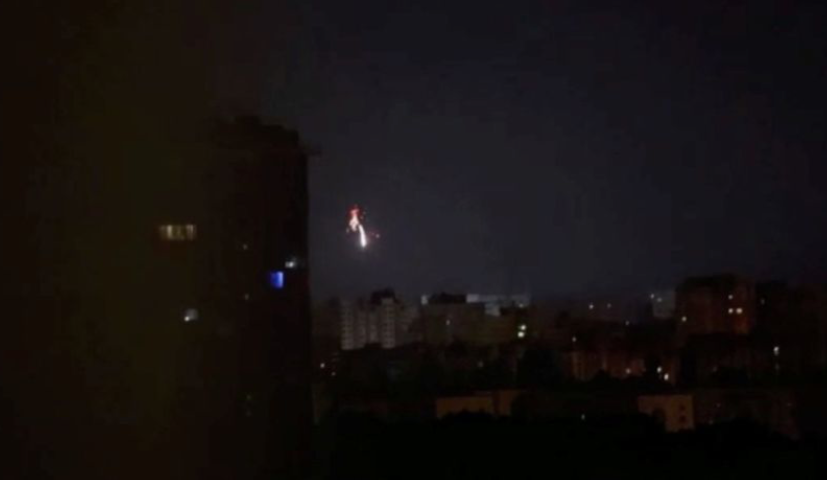Một máy bay không người lái nổ tung trên bầu trời đêm Kiev, ngày 2/7. (Ảnh: Reuters)