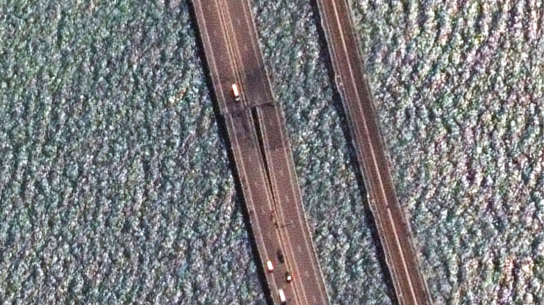 Hình ảnh từ trên cao cho thấy một phần làn đường trên cầu Crimea bị lệch sang một bên. (Ảnh: Maxar) Hình ảnh từ trên cao cho thấy một phần làn đường trên cầu Crimea bị lệch sang một bên. (Ảnh: Maxar)