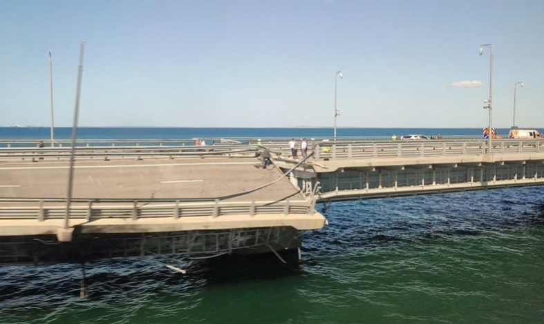 Vụ tấn công ngày 17/7 khiến một đoạn của cầu Crimea lệch sang một bên. (Ảnh từ clip)