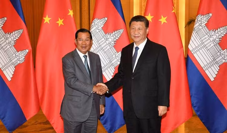 Thủ tướng Campuchia Hun Sen trong một dịp gặp Chủ tịch Trung Quốc Tập Cận Bình. (Ảnh: Khmer Times)