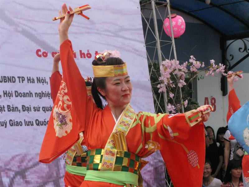 Một nghệ sỹ Nhật trong điệu múa Yosakoi Một nghệ sỹ Nhật trong điệu múa Yosakoi