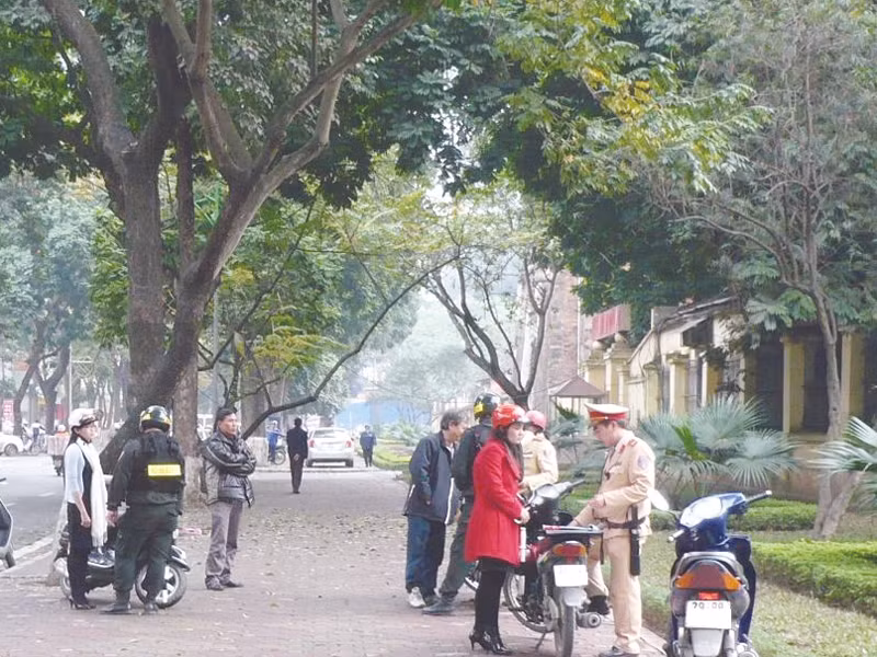 Do thủ tục rườm rà nên một số người vi phạm muốn tự thỏa thuận với CSGT cho xong Ảnh: Trọng Đảng