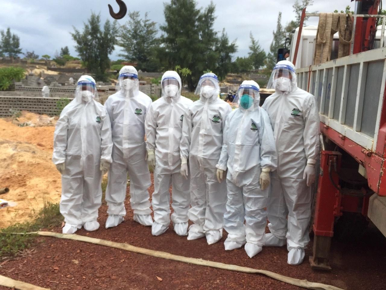 Các cán bộ của phường đã được tiêm 2 mũi vắc xin phải trực tiếp đi thực hiện việc mai táng cho bệnh nhân COVID-19 tử vong.