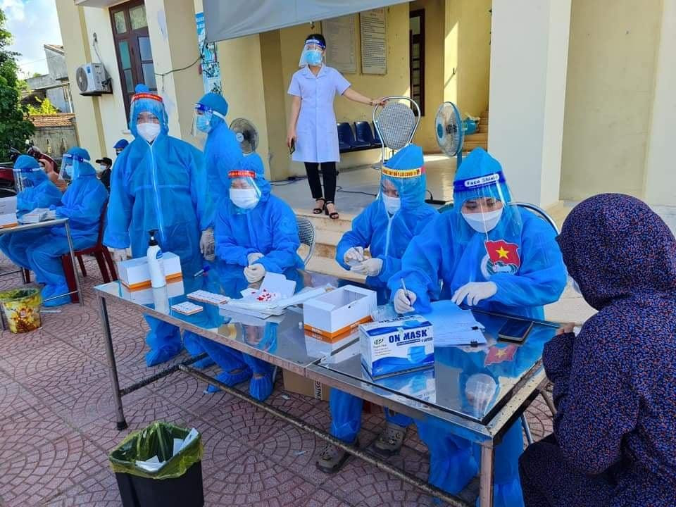 Tham gia hỗ trợ y tế trong công tác tiêm vắc xin, test nhanh phòng chống dịch tại các địa phương