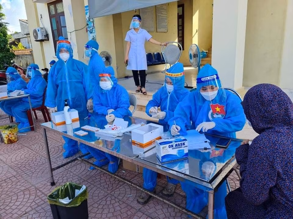 Tham gia hỗ trợ y tế trong công tác tiêm vắc xin, test nhanh phòng chống dịch tại các địa phương