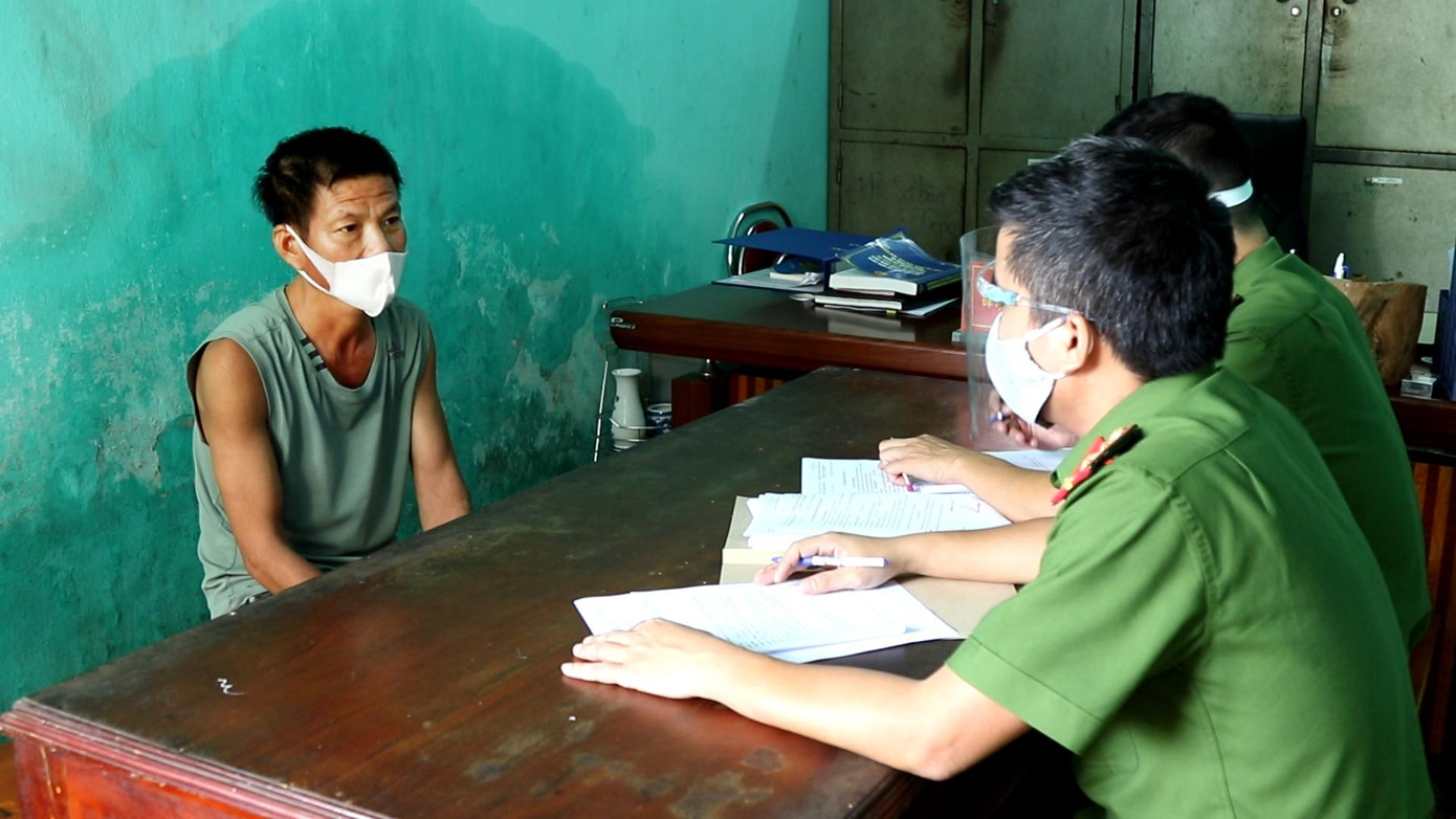 Đối tượng Sơn tại cơ quan CA huyện Bố Trạch. Đối tượng Sơn tại cơ quan CA huyện Bố Trạch.