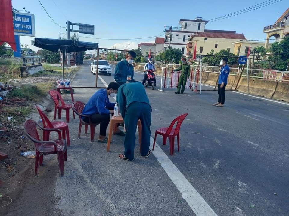 Tham gia trực chốt kiểm soát phòng chống dịch Covid-19 tại các điểm bị phong toả.