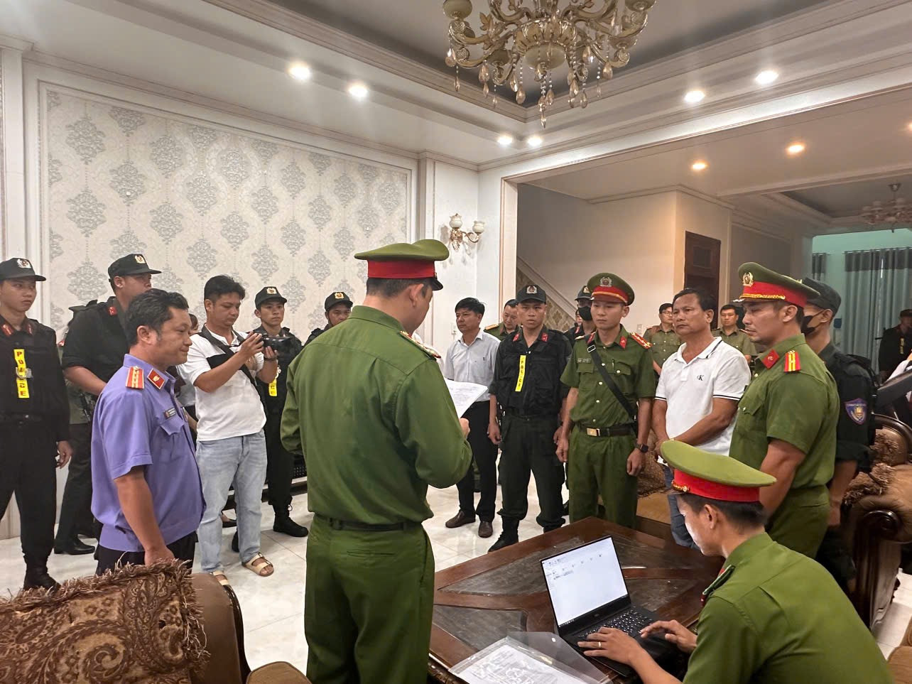 Cơ quan Cảnh sát điều tra Công an tỉnh Bình Thuận đọc quyết định khởi tố bị can và lệnh bắt bị can để tạm giam đối với bị can Trần Văn Thuận.