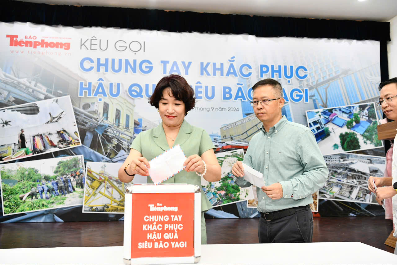 Bà Lê Hồng Hạnh, Chủ tịch Công đoàn Cơ quan TW Đoàn TNCS Hồ Chí Minh hưởng ứng lễ phát động ủng hộ đồng bào bị thiệt hại do bão lũ của báo Tiền Phong.