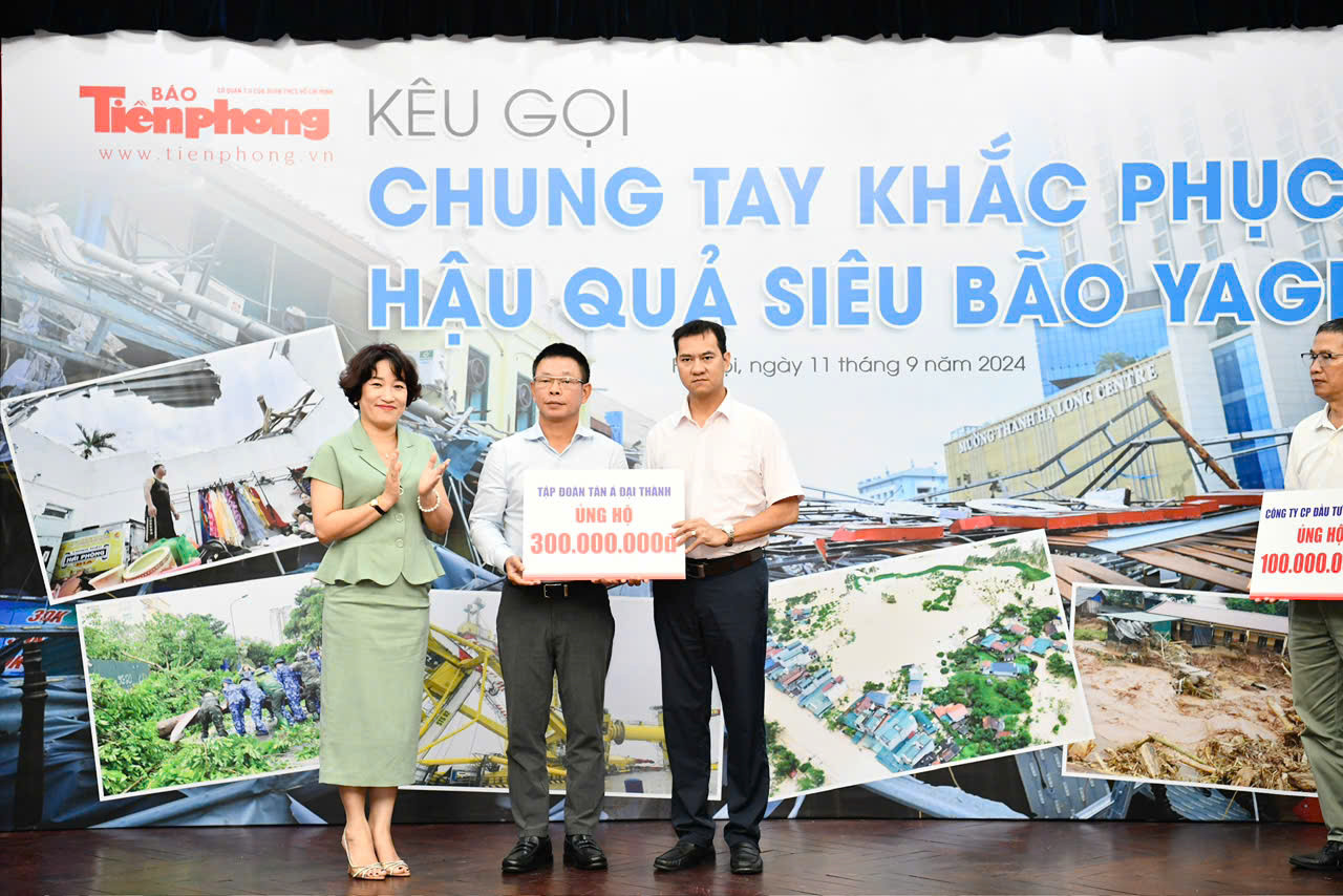 Ông Phạm Minh Đức, PTGĐ Tập đoàn Tân Á Đại Thành ủng hộ đồng bào vùng lũ 300 triệu đồng.