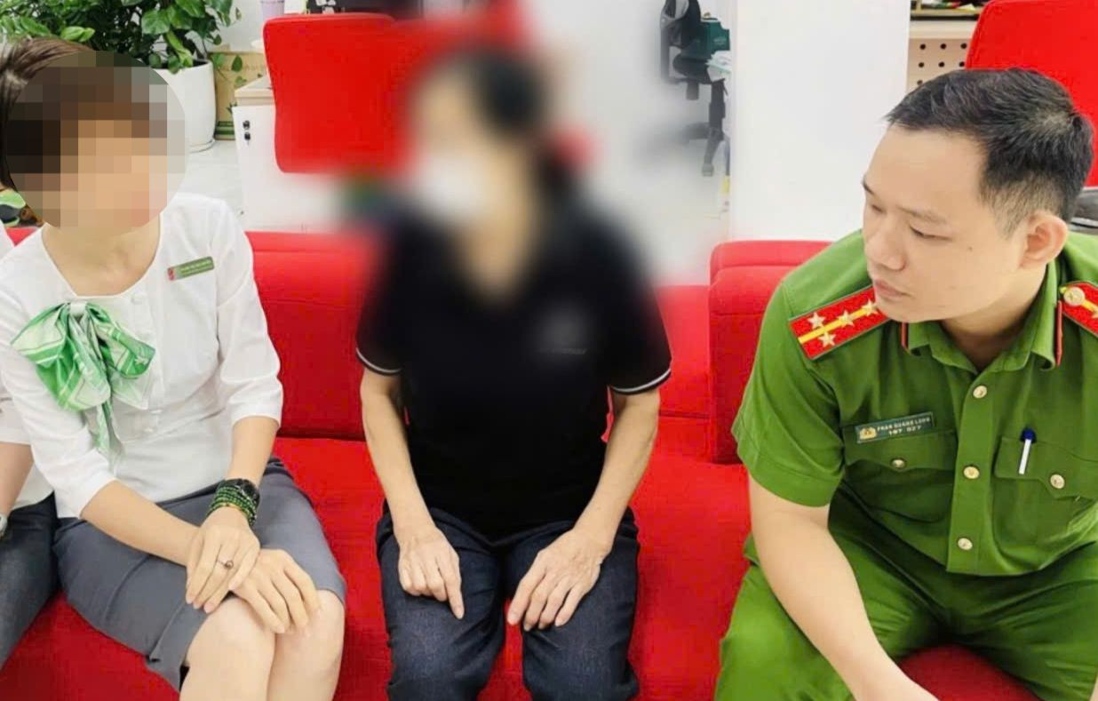 Bà C. (giữa) bị chiếm đoạt 50 triệu đồng khi làm nhiệm vụ để nhận quà 20/10. Ảnh: CACC