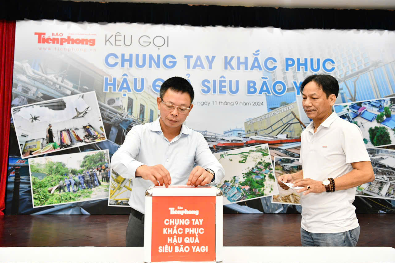 Nhà báo Phùng Công Sưởng, Tổng Biên tập và nhà báo Lê Minh Toản, Phó tổng Biên tập báo Tiền Phong ủng hộ đồng bào bị thiệt hại do bão lũ.