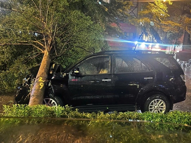 Khoảng hơn 22h ngày 7/9, tổ công tác của Đội Cảnh sát giao thông (CSGT) Đường bộ số 3 (Công an TP Hà Nội) khi đang thu gom cây đổ trên tuyến Đường Láng, phát hiện một cây to ven đường đổ vào xe ô tô 7 chỗ mang biển số 30F-015.XX đang lưu thông ngang số nhà 1194 Đường Láng. Ngay lập tức tổ công tác đã tiếp cận để cưa cây, cắt cành và cùng người dân kịp thời đưa lái xe ra ngoài. Lúc này, tài xế đã ngất xỉu và phải mất một thời gian hồi sức mới tỉnh lại. Sau đó, nạn nhân đã được người thân đưa về.