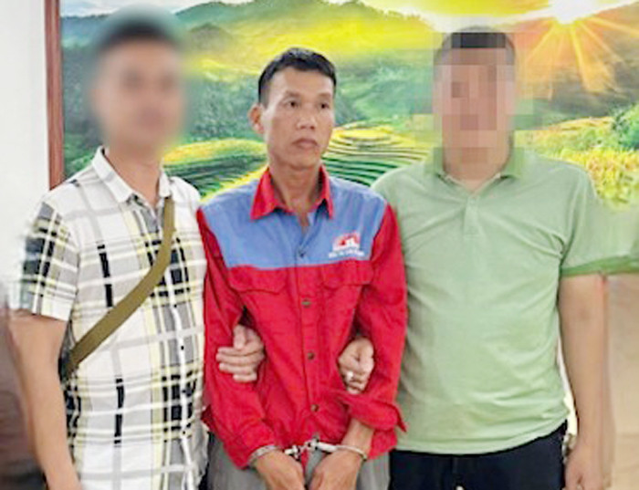 Đối tượng Trần Văn Luyến (giữa) bị lực lượng chức năng tóm gọn khi đang lẩn trốn ở Hải Phòng. Đối tượng Trần Văn Luyến (giữa) bị lực lượng chức năng tóm gọn khi đang lẩn trốn ở Hải Phòng.