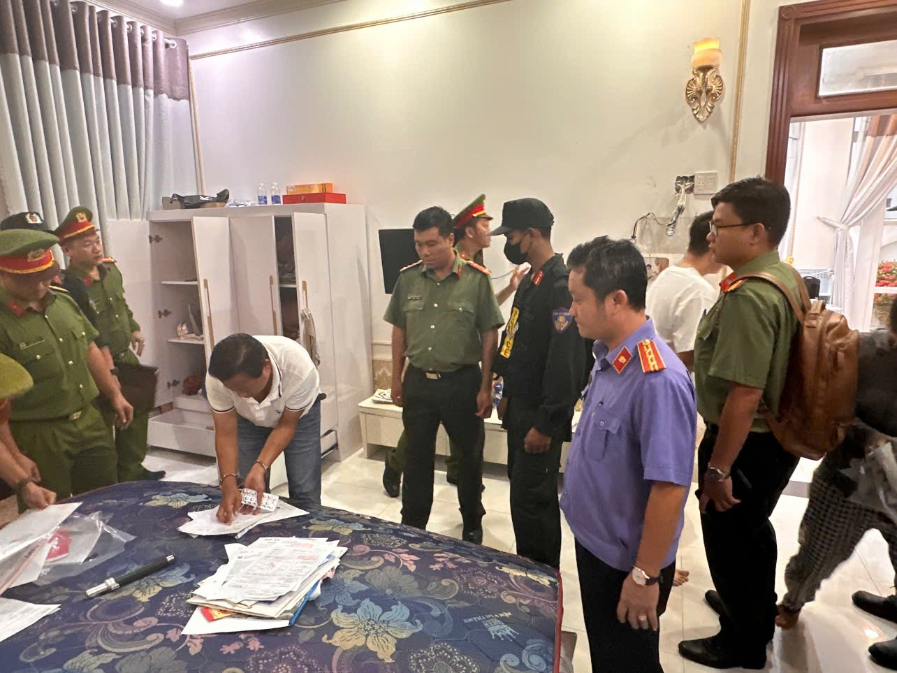 Công an thu giữ nhiều tài liệu, hồ sơ tại nhà và nơi ở của bị can Trần Văn Thuận.