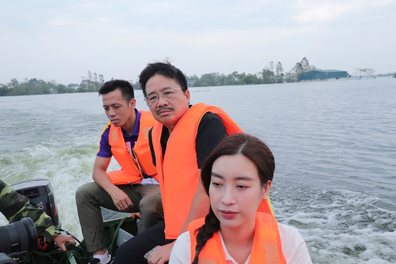 Hoa hậu Đỗ Mỹ Linh và đoàn thiện nguyện di chuyển bằng cano tận mắt chứng kiến nhiều vùng ở Chương Mỹ người dân vẫn đang bị nước lũ cô lập.