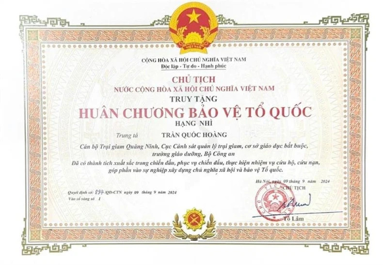 Chủ tịch nước Tô Lâm ký quyết định truy tặng Huân chương Bảo vệ Tổ quốc hạng Nhì cho Trung tá Trần Quốc Hoàng. Chủ tịch nước Tô Lâm ký quyết định truy tặng Huân chương Bảo vệ Tổ quốc hạng Nhì cho Trung tá Trần Quốc Hoàng.