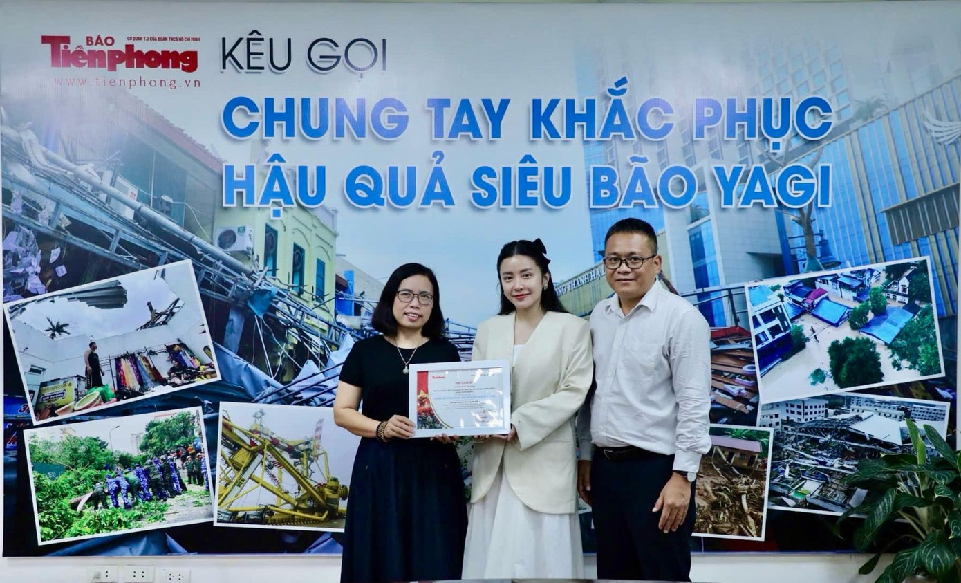 Đại diện báo Tiền Phong trao thư cảm ơn cho bà Phạm Nhật Linh - Founder Cty TNHH Tập đoàn dinh dưỡng Beone.