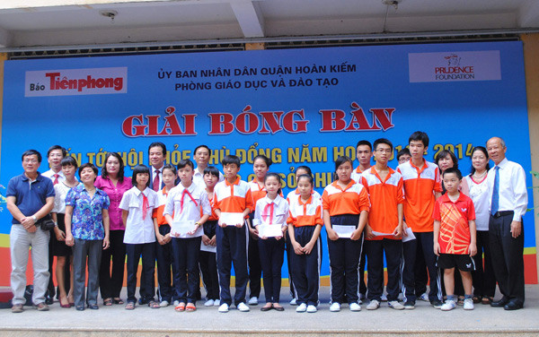 Các cơ quan tài trợ và khách mời chụp ảnh chung với các vận động viên nhí. Ảnh: Quý Hiên Các cơ quan tài trợ và khách mời chụp ảnh chung với các vận động viên nhí