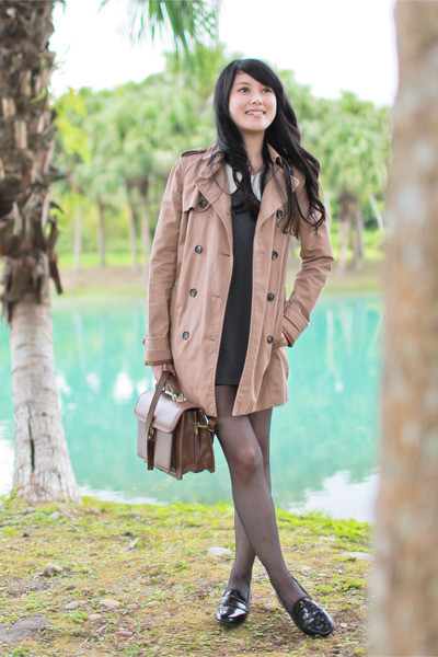 Chân váy chữ A, chân váy xếp ly mang đến một vẻ đẹp nữ tính dễ thương. Phần nơ buộc trên cổ áo hay váy là chi tiết thường thấy trong phong cách thời trang của các cô nàng nữ sinh. Blazer là item đại diện cho phong cách nữ sinh Châu Âu. Diện quần short với áo sơ mi trong ngày đi chơi cùng bạn bè.