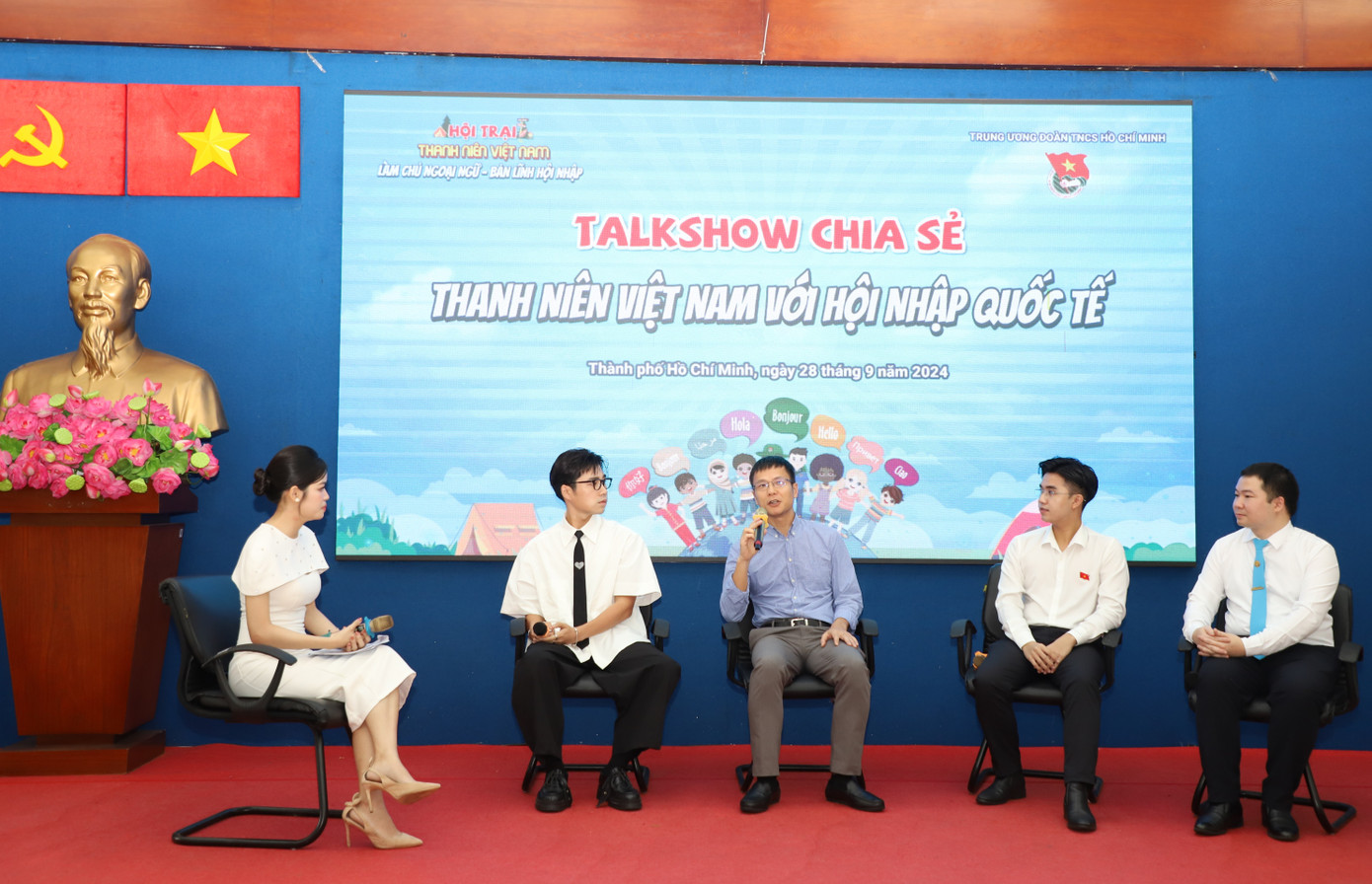 Anh Nguyễn Mạnh Hào trao đổi cùng bạn trẻ. Anh Nguyễn Mạnh Hào trao đổi cùng bạn trẻ.