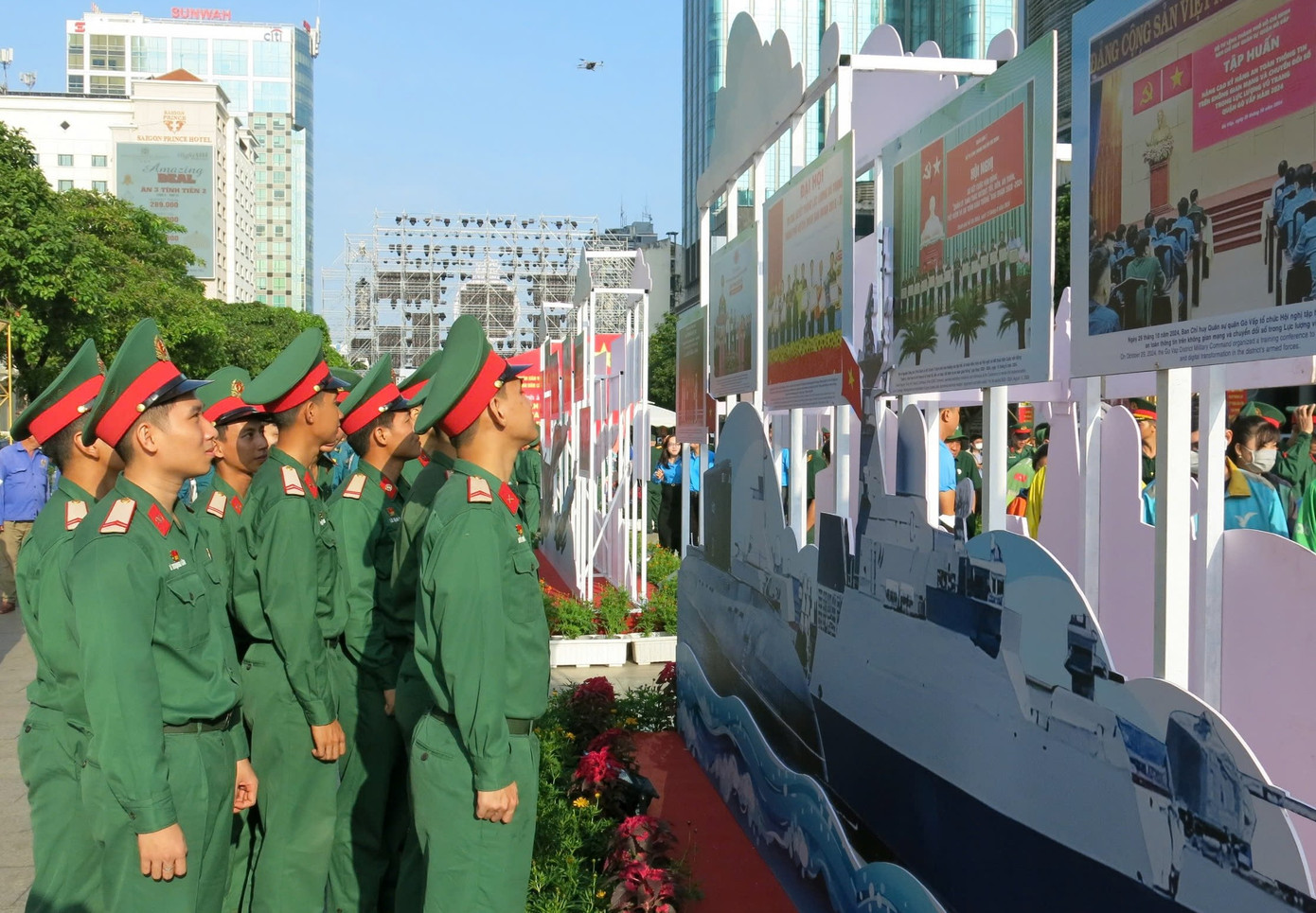 Chiến sĩ trẻ xem các hình ảnh tư liệu về quá trình xây dựng, phát triển lớn mạnh của Quân đội, TPHCM.