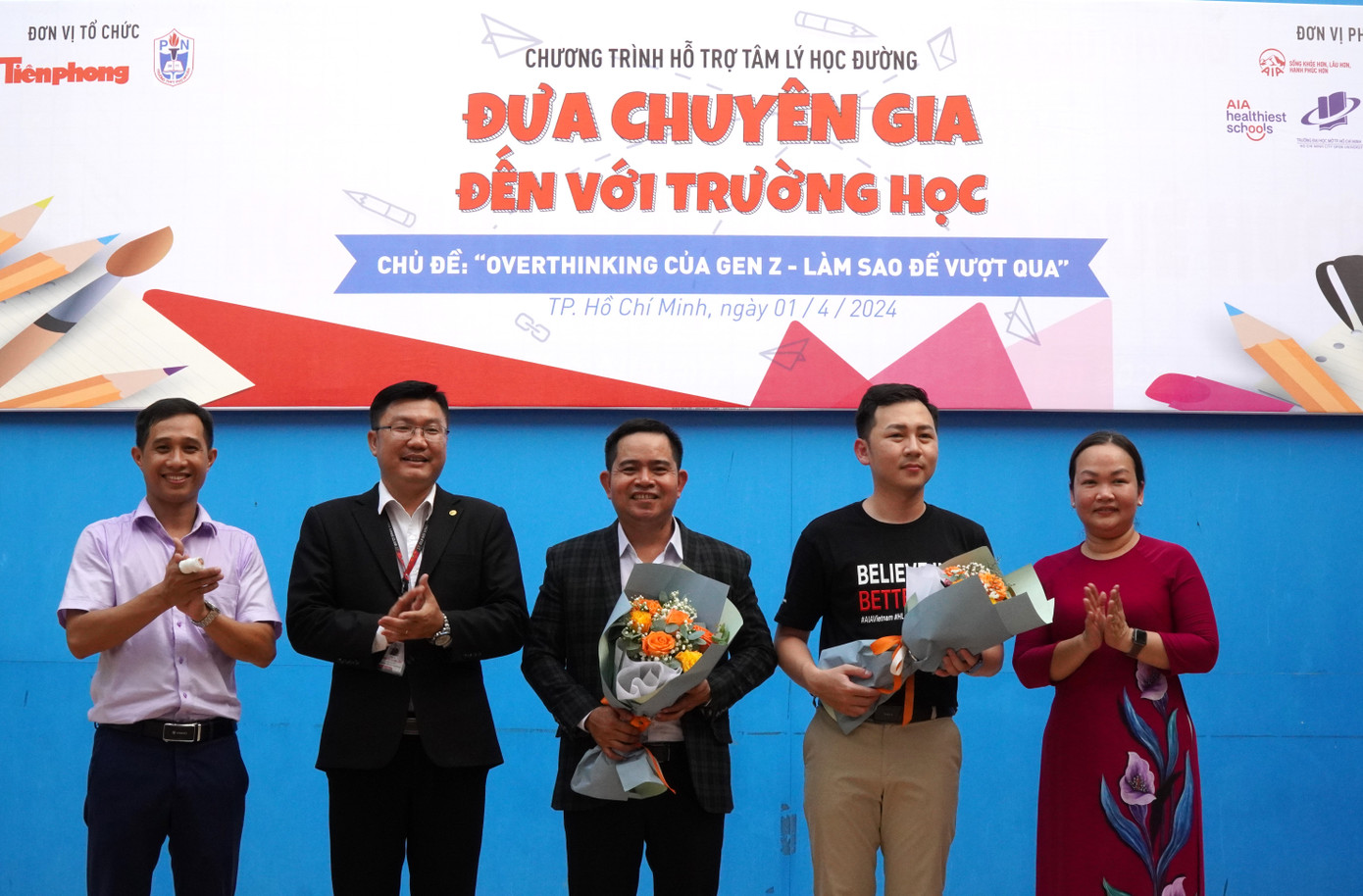 Đại diện Ban tổ chức trao hoa cám ơn các diễn giả.