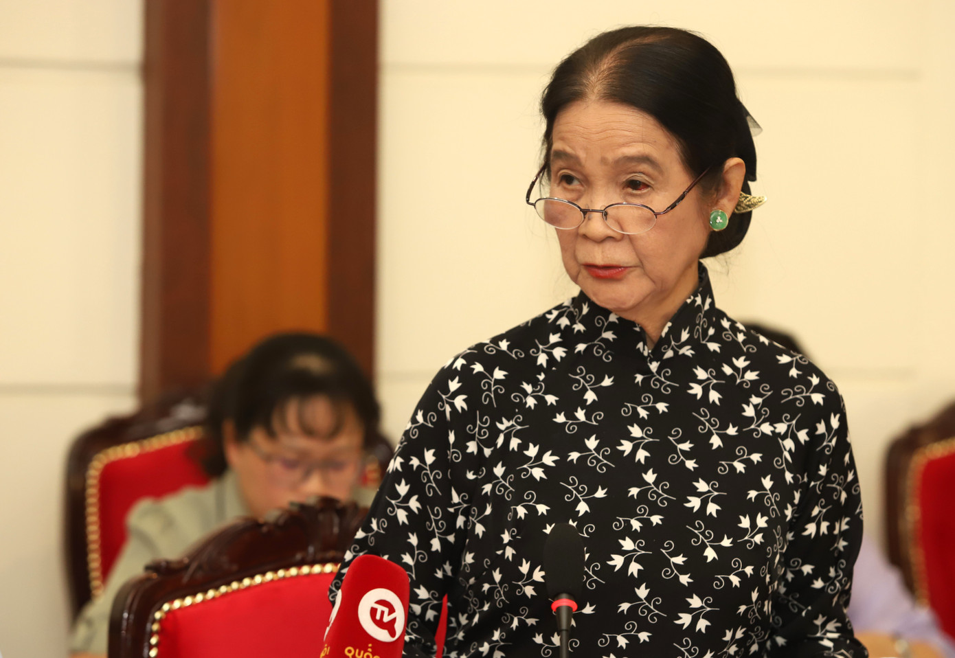 Luật sư Trương Thị Hòa góp ý tại hội thảo. Ảnh: Ngô Tùng