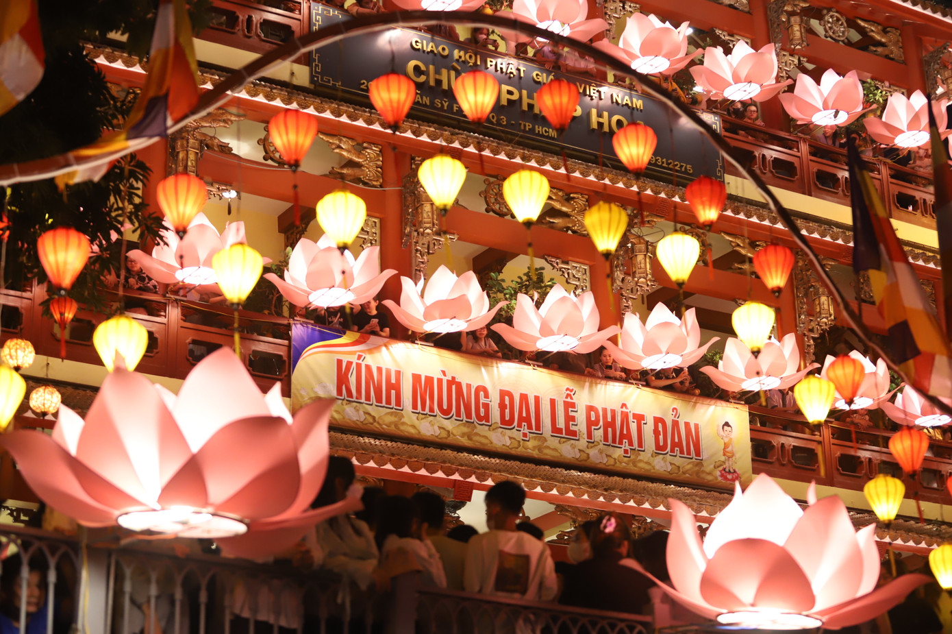 Đêm hội hoa đăng là một trong những hoạt động kính mừng cúng dường Đức Phật Thích Ca, tưởng nhớ ngày Đức Thế tôn đản sinh, thị hiện.