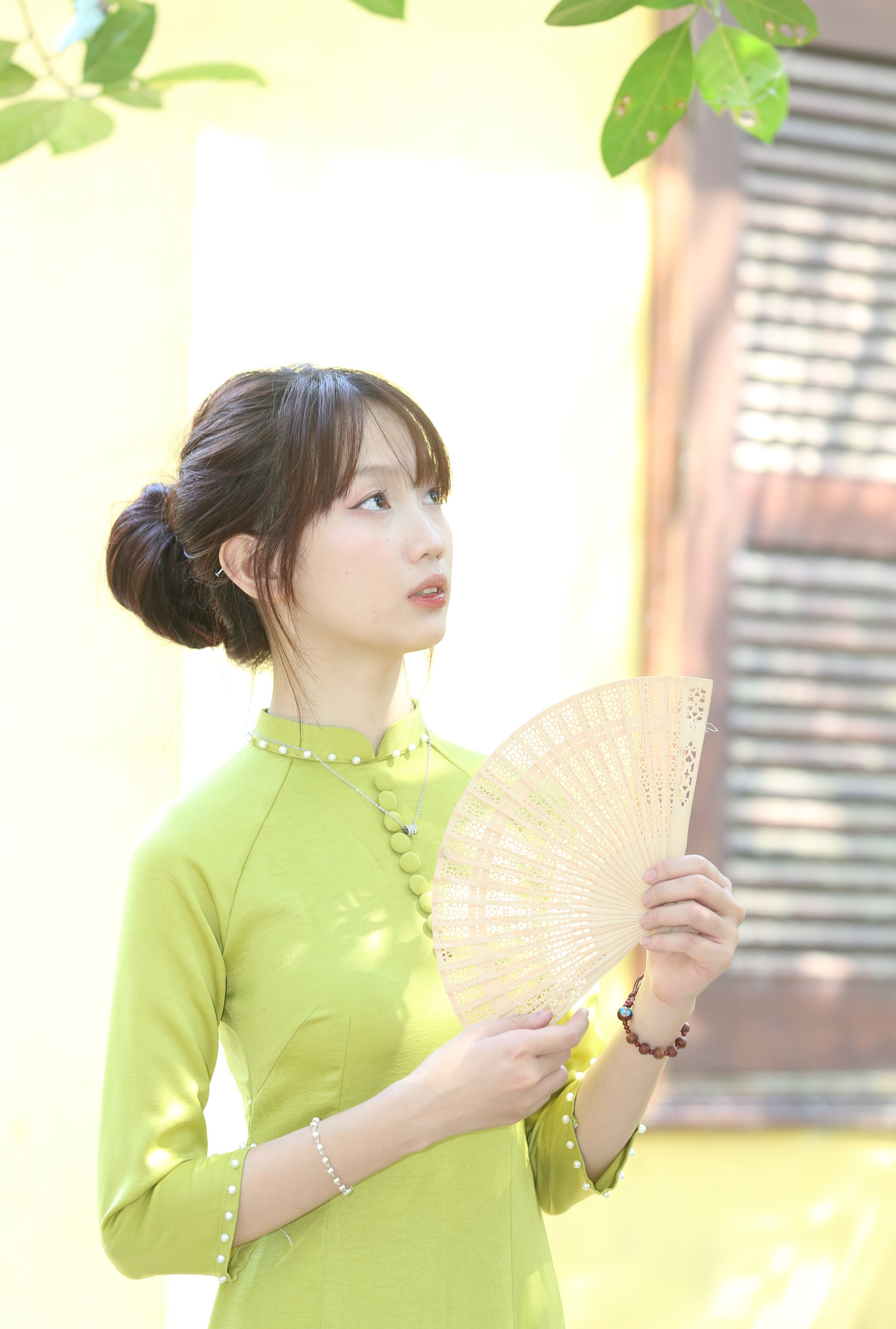 Diện áo dài xanh non, Lê Thị Diễm Quỳnh (hiện ngụ huyện Hóc Môn) chọn chụp ảnh thời điểm này cũng vì muốn tận hưởng và lưu giữ không khí Tết. Vừa tốt nghiệp lớp 12 và đang trong thời gian "gap year", cô bạn muốn chụp bộ ảnh áo dài để sang năm đi du học còn kịp lưu giữ kỷ niệm.