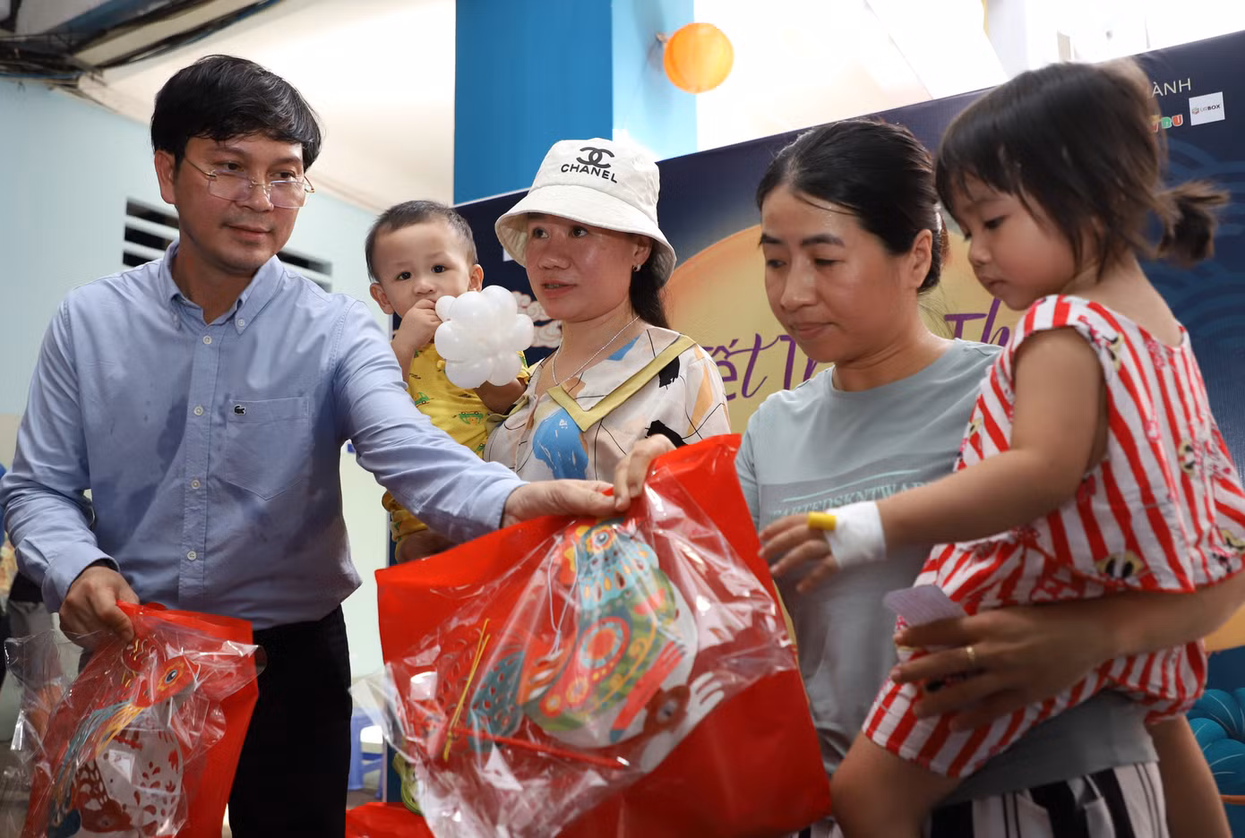 Đại diện báo Tiền Phong trao các phần quà Trung thu đến các em nhỏ.