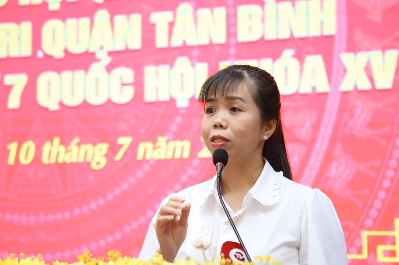 Bà Lê Thị Thu Sương trao đổi với cử tri về các vấn đề trên địa bàn.