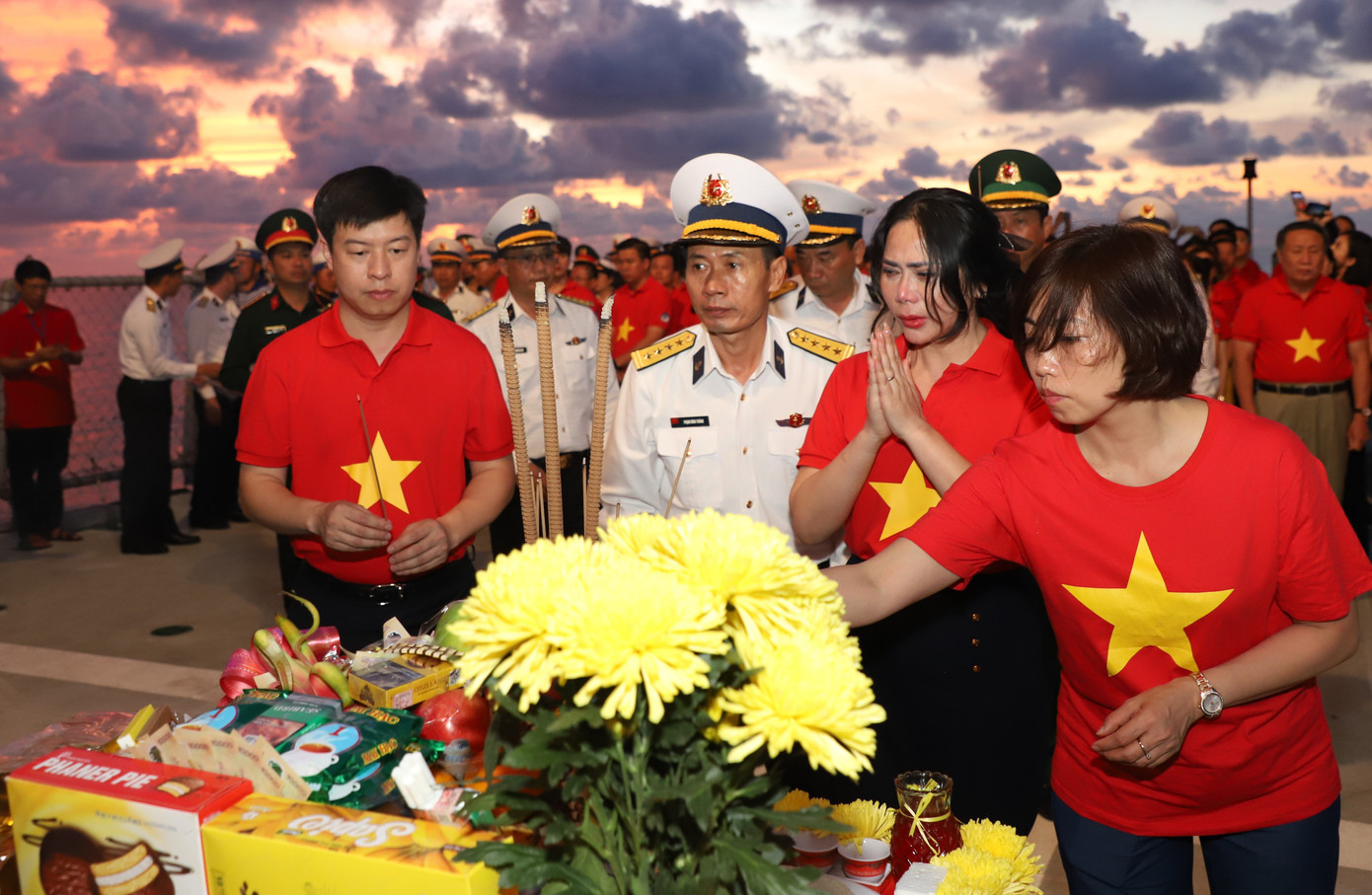 Cũng trong hải trình, các đại biểu thực hiện lễ tưởng niệm tưởng nhớ các cán bộ, chiến sĩ đã anh dũng hy sinh trên quần đảo Trường Sa và thềm lục địa.