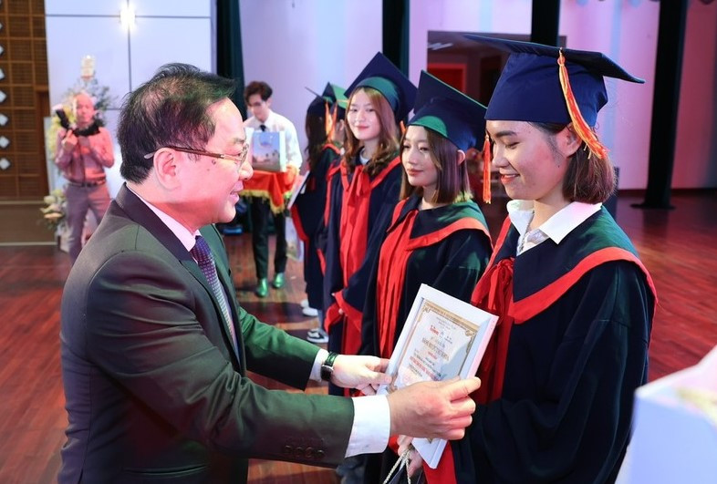 Nhà báo Lê Xuân Sơn - Tổng Biên tập báo Tiền Phong, Trưởng ban Tổ chức chương trình học bổng Nâng bước thủ khoa năm 2023 - trao học bổng cho các bạn trẻ tiêu biểu tại đầu cầu Hà Nội. Nhà báo Lê Xuân Sơn - Tổng Biên tập báo Tiền Phong, Trưởng ban Tổ chức chương trình học bổng Nâng bước thủ khoa năm 2023 - trao học bổng cho các bạn trẻ tiêu biểu tại đầu cầu Hà Nội.