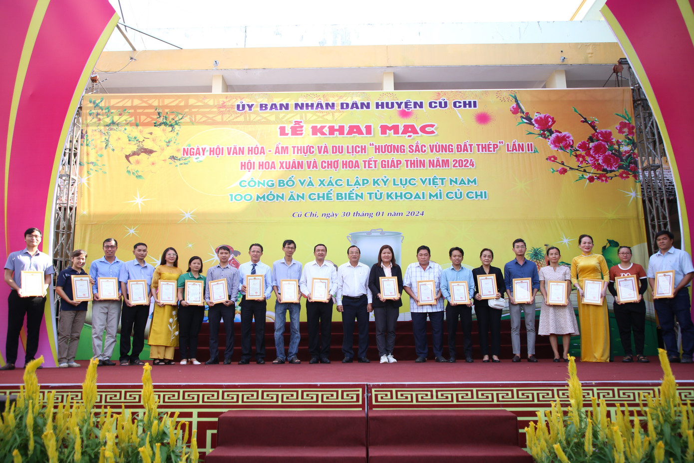 Huyện cũng công bố và trao giấy chứng nhận cho 19 chủ thể có sản phẩm đạt chứng nhận sản phẩm OCOP “3 sao” năm 2023.