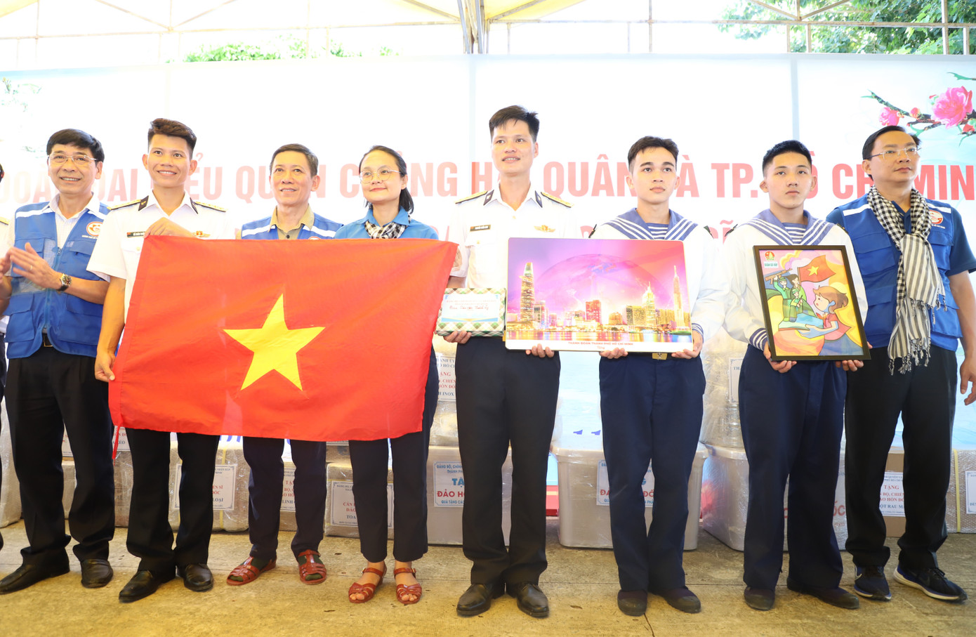 Cùng ngày, đoàn công tác cũng đến thăm, động viên cán bộ, chiến sĩ, nhân dân đảo Hòn Đốc (xã Tiên Hải, TP. Hà Tiên, tỉnh Kiên Giang).