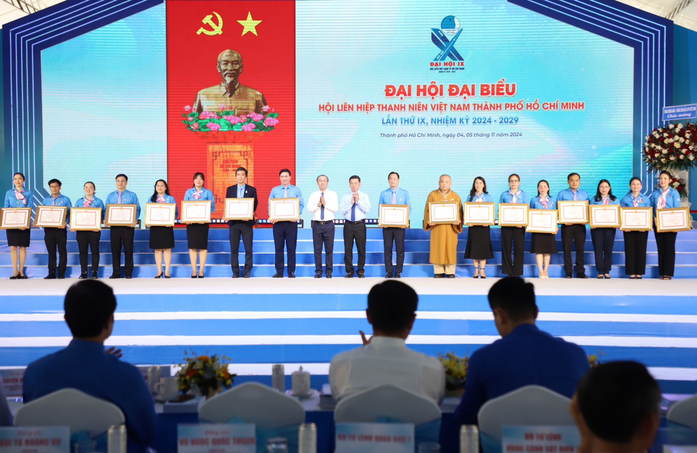 UBND TPHCM tặng Bằng khen đến các cá nhân có thành tích tiêu biểu trong công tác Hội và phong trào thanh niên thành phố nhiệm kỳ vừa qua. Ảnh: Ngô Tùng UBND TPHCM tặng Bằng khen đến các cá nhân có thành tích tiêu biểu trong công tác Hội và phong trào thanh niên thành phố nhiệm kỳ vừa qua. Ảnh: Ngô Tùng