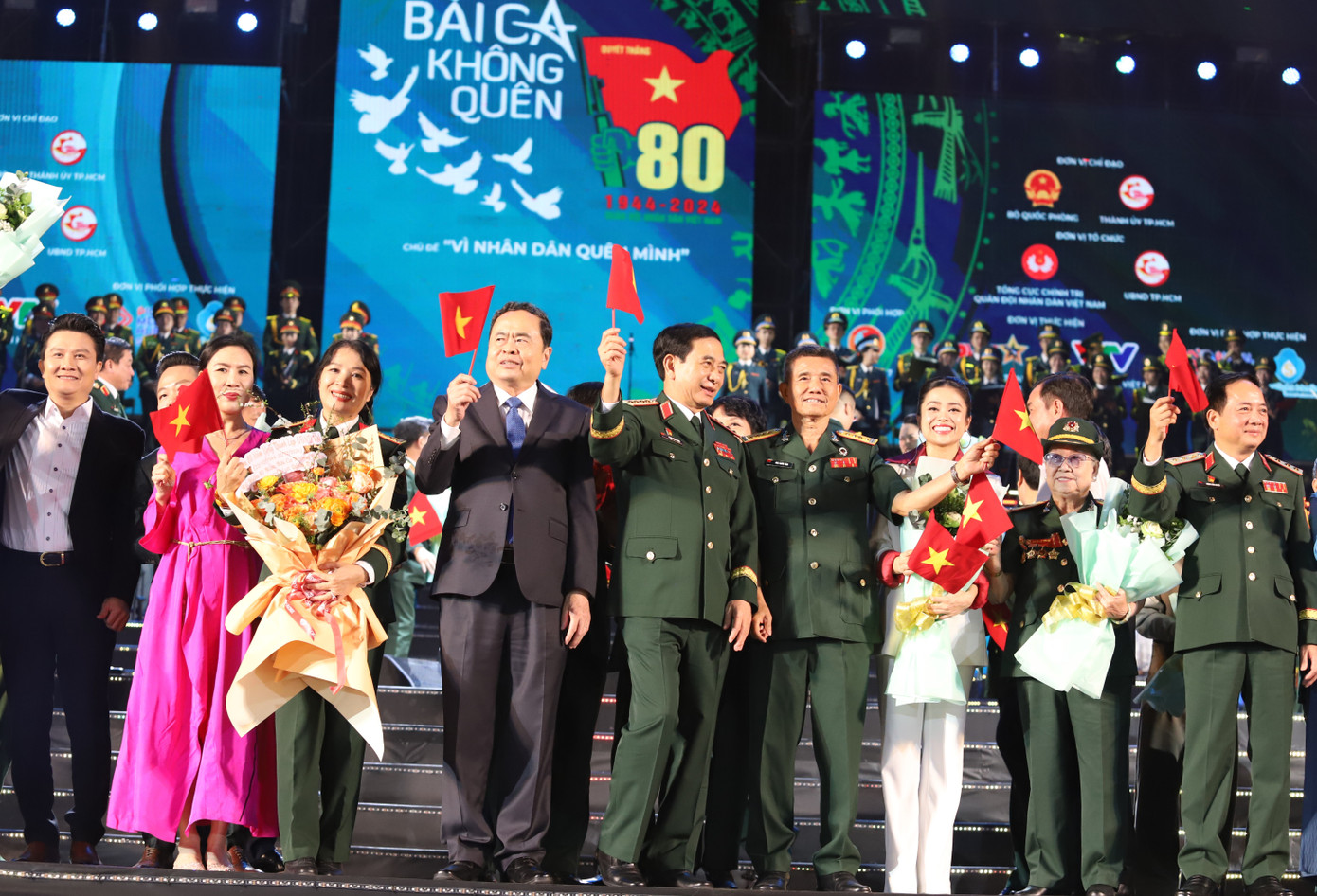 Các vị lãnh đạo Đảng, Nhà nước, Quân đội tặng hoa cám ơn nghệ sĩ và cùng hòa trong giai điệu của ca khúc Vì nhân dân quên mình khép lại chương trình hòa nhạc. Các vị lãnh đạo Đảng, Nhà nước, Quân đội tặng hoa cám ơn nghệ sĩ và cùng hòa trong giai điệu của ca khúc Vì nhân dân quên mình khép lại chương trình hòa nhạc.