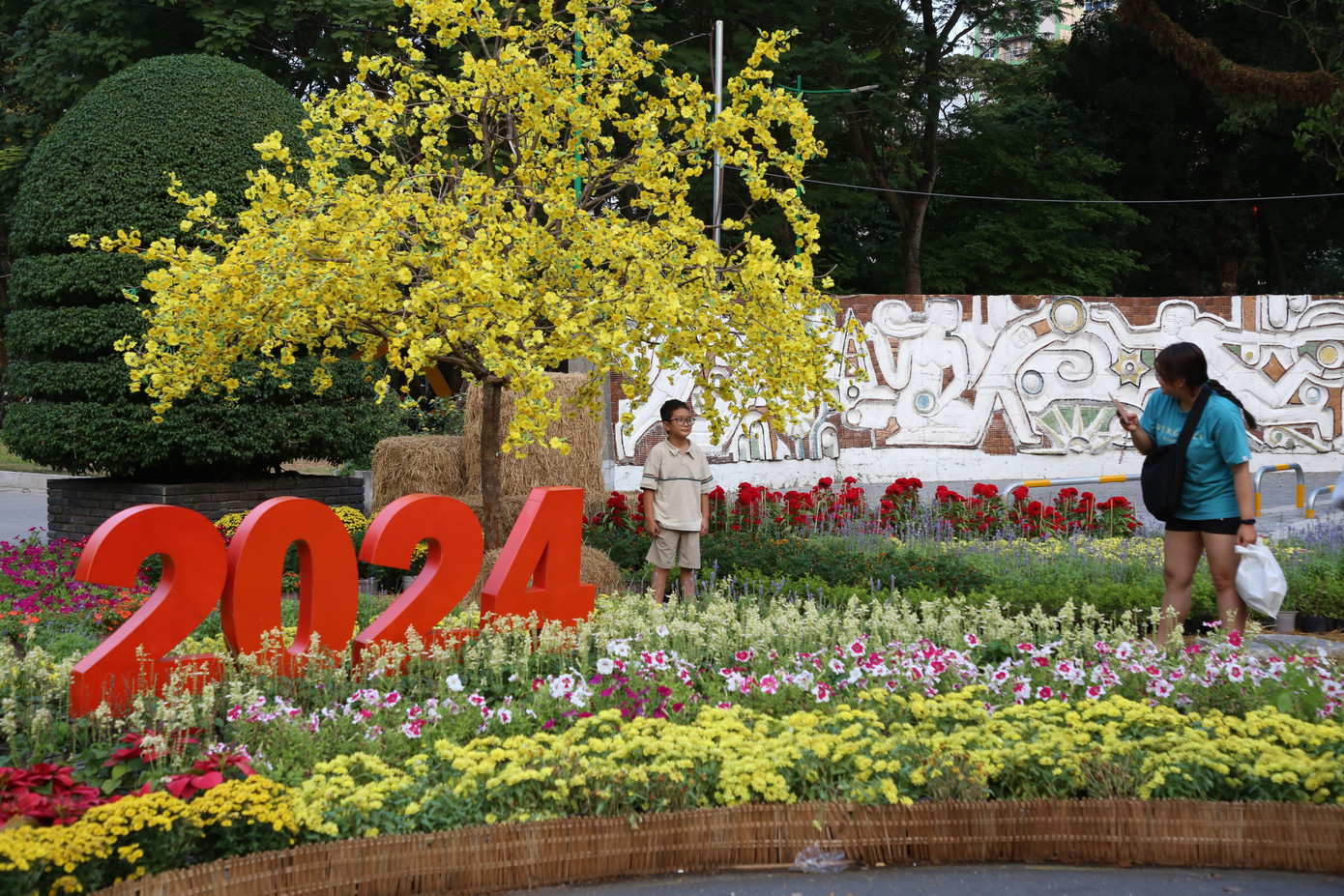 Nhiều công viên, điểm vui chơi trên địa bàn TPHCM hiện cũng đã hoàn thiện các công trình trang trí chào mừng Tết Nguyên đán. Các công trình trở thành điểm du xuân, chụp ảnh lưu niệm của nhiều người dân, du khách. Ảnh: Ngô Tùng