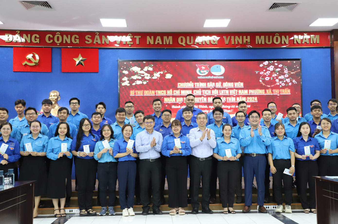 Phó Bí thư Thành ủy TPHCM Nguyễn Phước Lộc lưu niệm cùng các cán bộ Đoàn, Hội ở cơ sở. Ảnh: Ngô Tùng Phó Bí thư Thành ủy TPHCM Nguyễn Phước Lộc lưu niệm cùng các cán bộ Đoàn, Hội ở cơ sở. Ảnh: Ngô Tùng