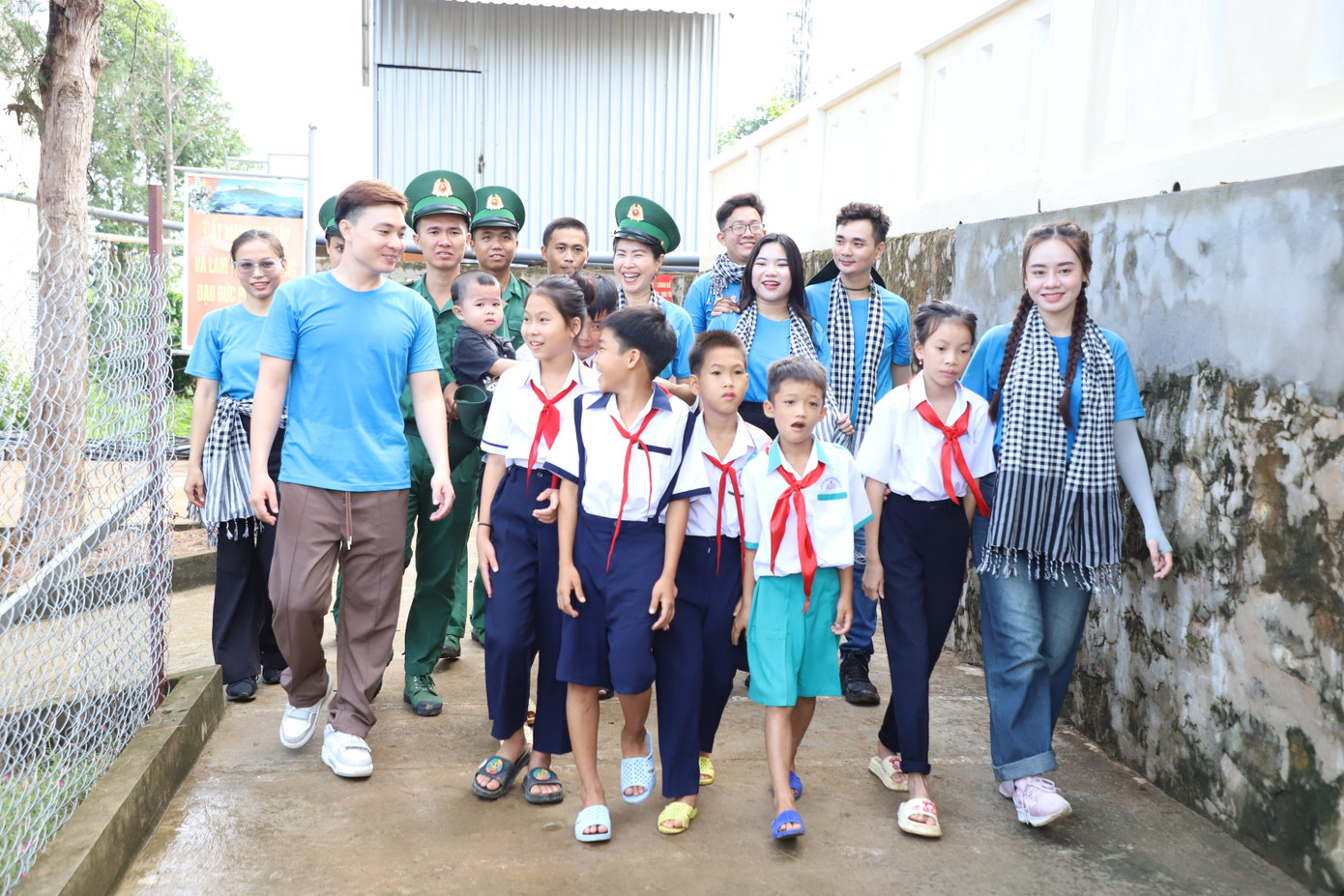 Các nghệ sĩ trẻ TPHCM chung vui với các bạn nhỏ trong ngày đến với hòn đảo. Ảnh: Ngô Tùng Các nghệ sĩ trẻ TPHCM chung vui với các bạn nhỏ trong ngày đến với hòn đảo. Ảnh: Ngô Tùng