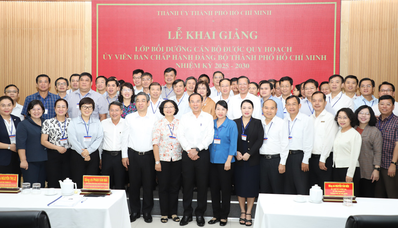 Bí thư Thành ủy TPHCM Nguyễn Văn Nên, Chủ tịch UBND TPHCM Phan Văn Mãi, Phó Bí thư Thành ủy TPHCM Nguyễn Phước Lộc cùng các học viên tham gia lớp bồi dưỡng. Ảnh: Ngô Tùng Bí thư Thành ủy TPHCM Nguyễn Văn Nên, Chủ tịch UBND TPHCM Phan Văn Mãi, Phó Bí thư Thành ủy TPHCM Nguyễn Phước Lộc cùng các học viên tham gia lớp bồi dưỡng. Ảnh: Ngô Tùng