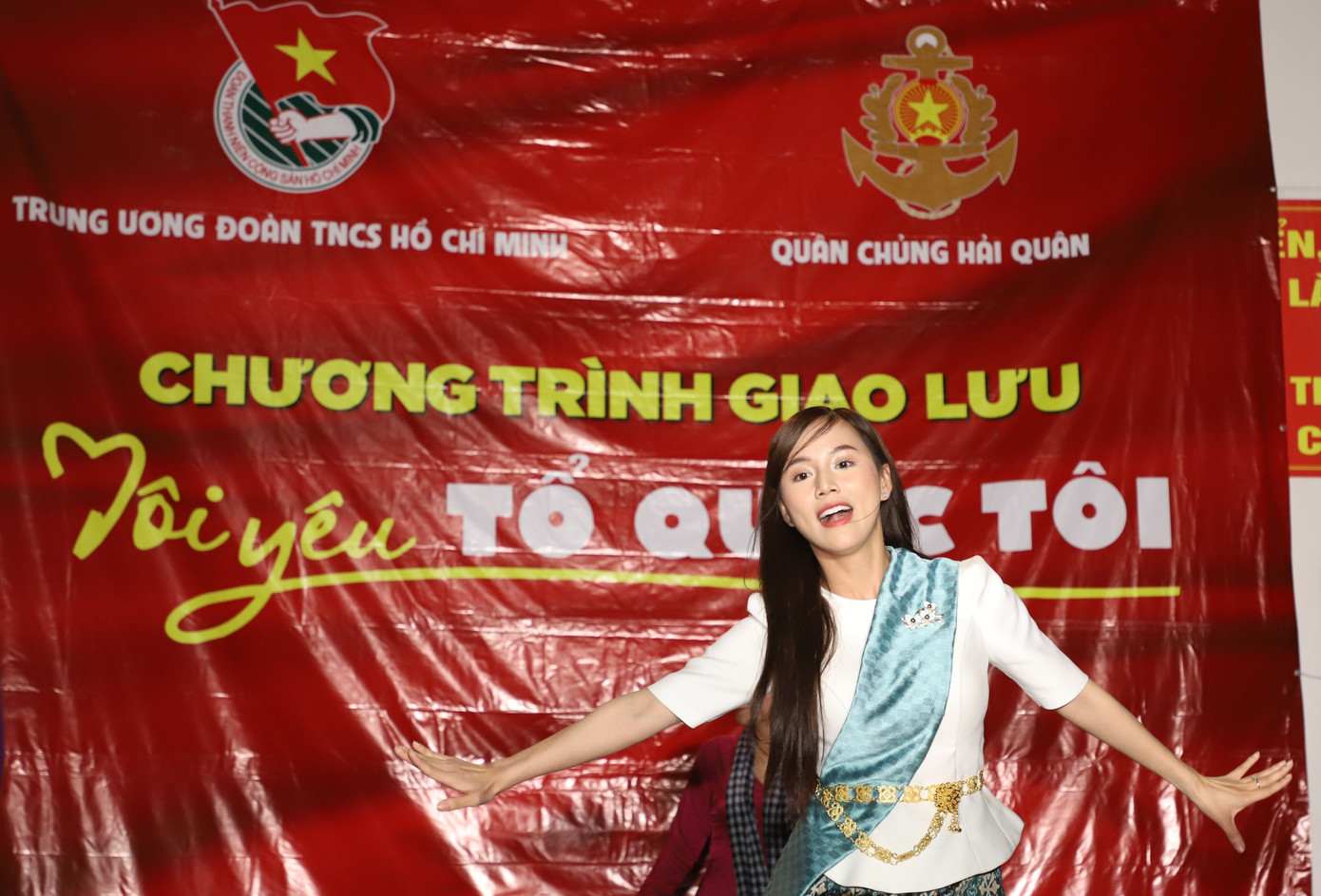 Trong chương trình giao lưu - trình diễn chủ đề "Sắc màu Việt Nam" diễn ra ngay trên tàu kiểm ngư đưa đoàn đến Trường Sa, thành viên trong đoàn đã tích cực tham gia các tiết mục giới thiệu trang phục đặc trưng của 54 dân tộc anh em trên dải đất hình chữ S. Đây cũng là hoạt động mới mẻ được Ban tổ chức thực hiện trong hành trình năm nay. Trong chương trình giao lưu - trình diễn chủ đề "Sắc màu Việt Nam" diễn ra ngay trên tàu kiểm ngư đưa đoàn đến Trường Sa, thành viên trong đoàn đã tích cực tham gia các tiết mục giới thiệu trang phục đặc trưng của 54 dân tộc anh em trên dải đất hình chữ S. Đây cũng là hoạt động mới mẻ được Ban tổ chức thực hiện trong hành trình năm nay.