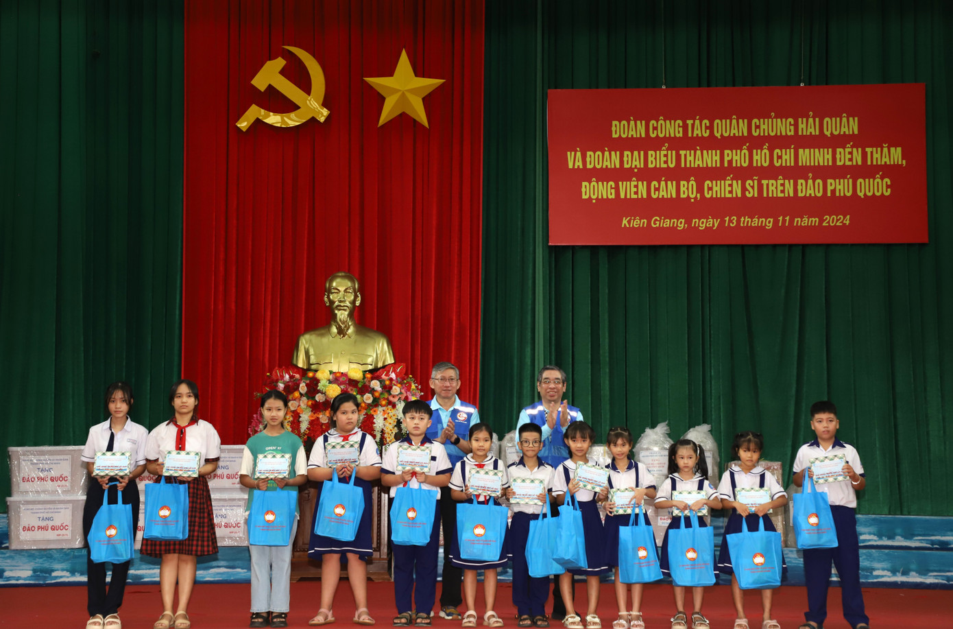 Đoàn công tác trao tặng những món quà đến cán bộ, chiến sĩ và các thiếu nhi đảo Phú Quốc.