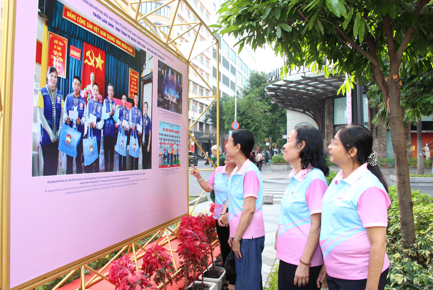 Bà con nhân dân xem hình ảnh thể hiện những hoạt động nổi bật của hệ thống Mặt trận. Bà con nhân dân xem hình ảnh thể hiện những hoạt động nổi bật của hệ thống Mặt trận.