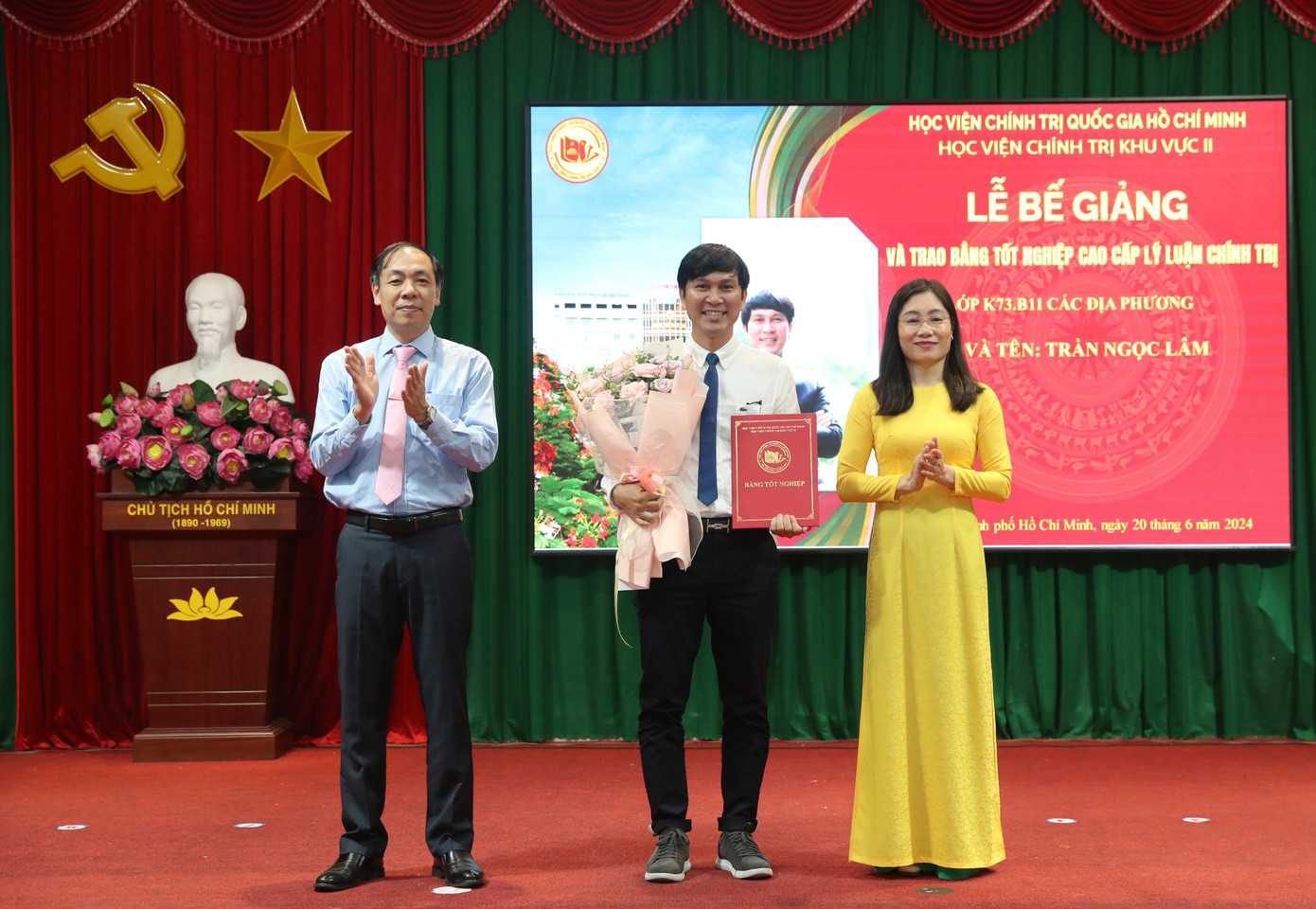 Nhà báo Trần Ngọc Lâm - Báo Tiền Phong - nhận bằng tốt nghiệp cao cấp lý luận chính trị.