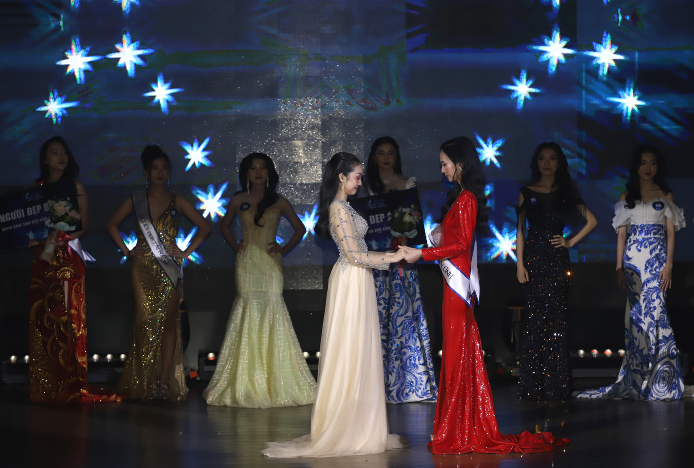 Giây phút hồi hộp chờ công bố chủ nhân vương miện Hoa khôi.