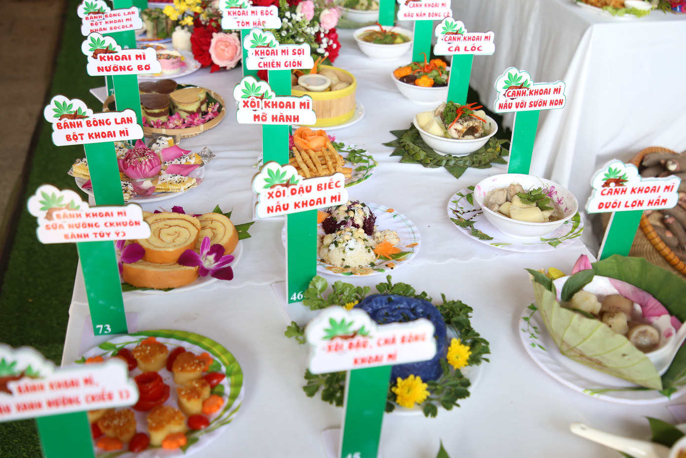 Một trong những hoạt động đặc sắc của ngày hội năm nay là bà con tham gia chế biến và công diễn 100 món ăn từ khoai mì (củ mì), loại thực phẩm từ xa xưa đã rất quen thuộc trong bữa ăn hằng ngày của người dân Củ Chi.