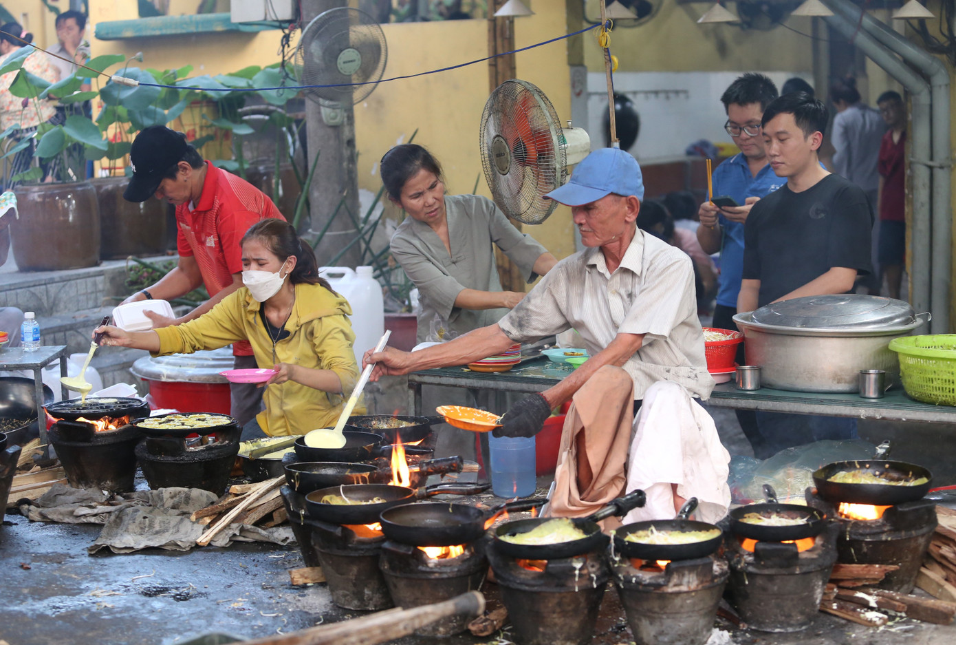Ngoài món chính "thường trực" là cơm, nhà chùa còn phục vụ các món chay khác như bún, bánh xèo, cà-ri… Ngoài món chính "thường trực" là cơm, nhà chùa còn phục vụ các món chay khác như bún, bánh xèo, cà-ri…